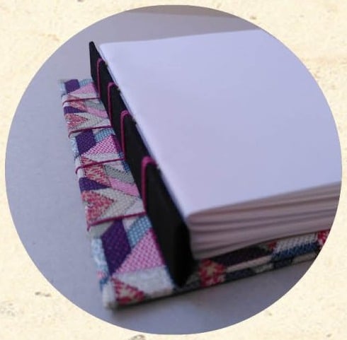 Tranche d'un carnet relié en reliure Belge avec couverture en tissu à motif triangles - Cosette Cartonera
