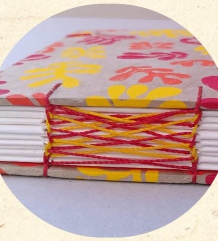 Reliure Celte sur cartonnage à motif de feuilles rouges, oranges et jaunes - Cosette Cartonera