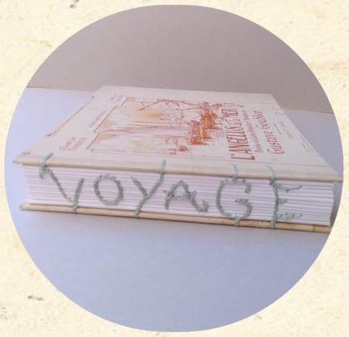 Tranche d'un carnet relié en reliure Copte à dos écrit avec le mot VOYAGE formé par la couture - Cosette Cartonera