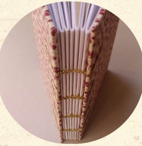 Reliure Copte sur cartonnage à motif de petites fleurs rouges - Cosette Cartonera