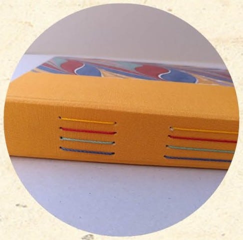 Tranche d'un carnet relié en Long Stitch avec fils de couture colorés - Cosette Cartonera